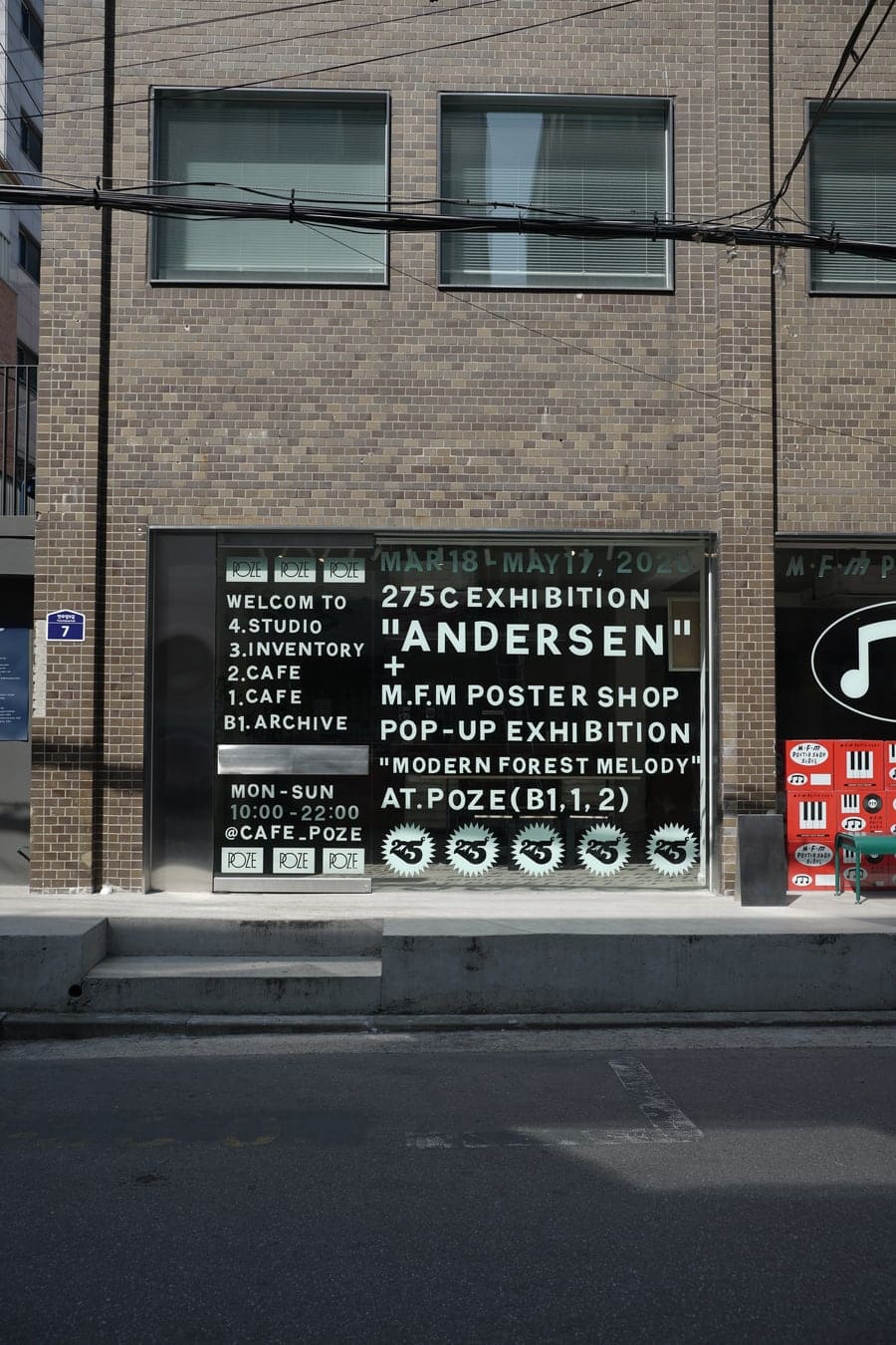 275C EXHIBITION ANDERSEN과 M.F.M POSTER SHOP 팝업 안내가 적힌 카페 포제 외관 유리창