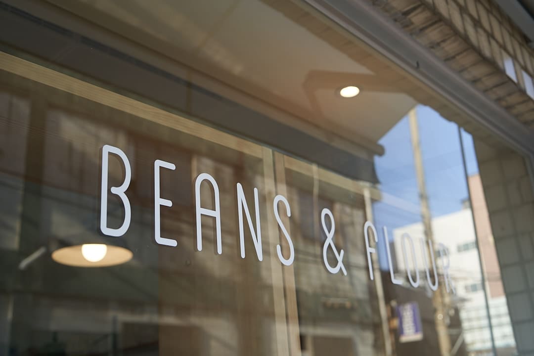 유리창에 BEANS & FLOUR 글자가 보이는 매장 외부