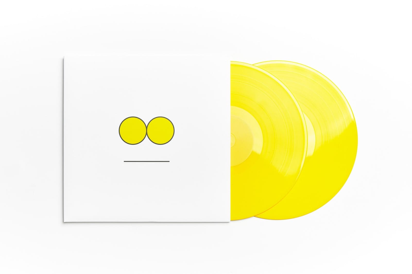 흰 슬리브 옆에 노란색 컬러 바이닐 두 장이 놓인 KIND OF YELLOW 2LP