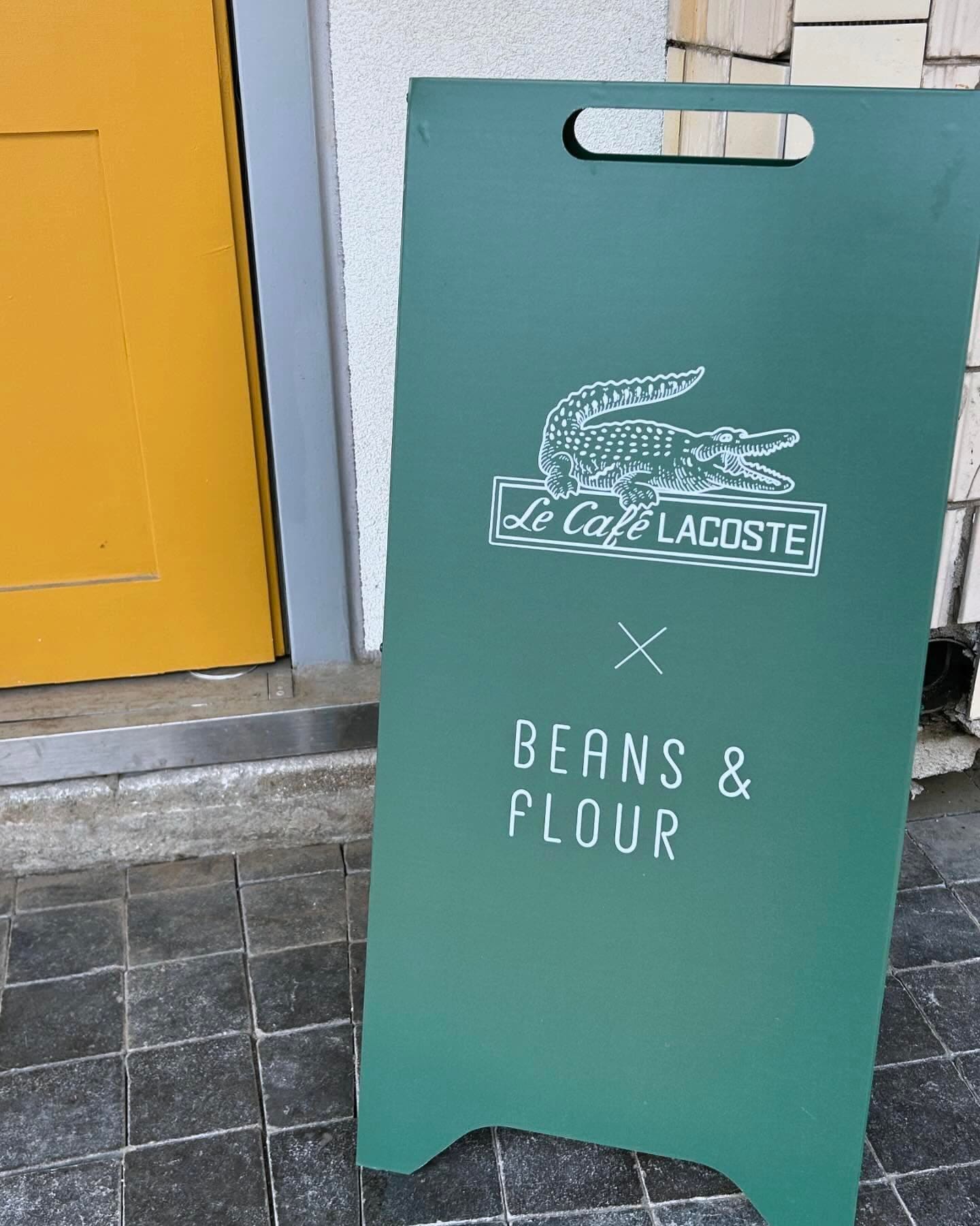 Le Café LACOSTE × BEANS & FLOUR가 적힌 초록색 입간판