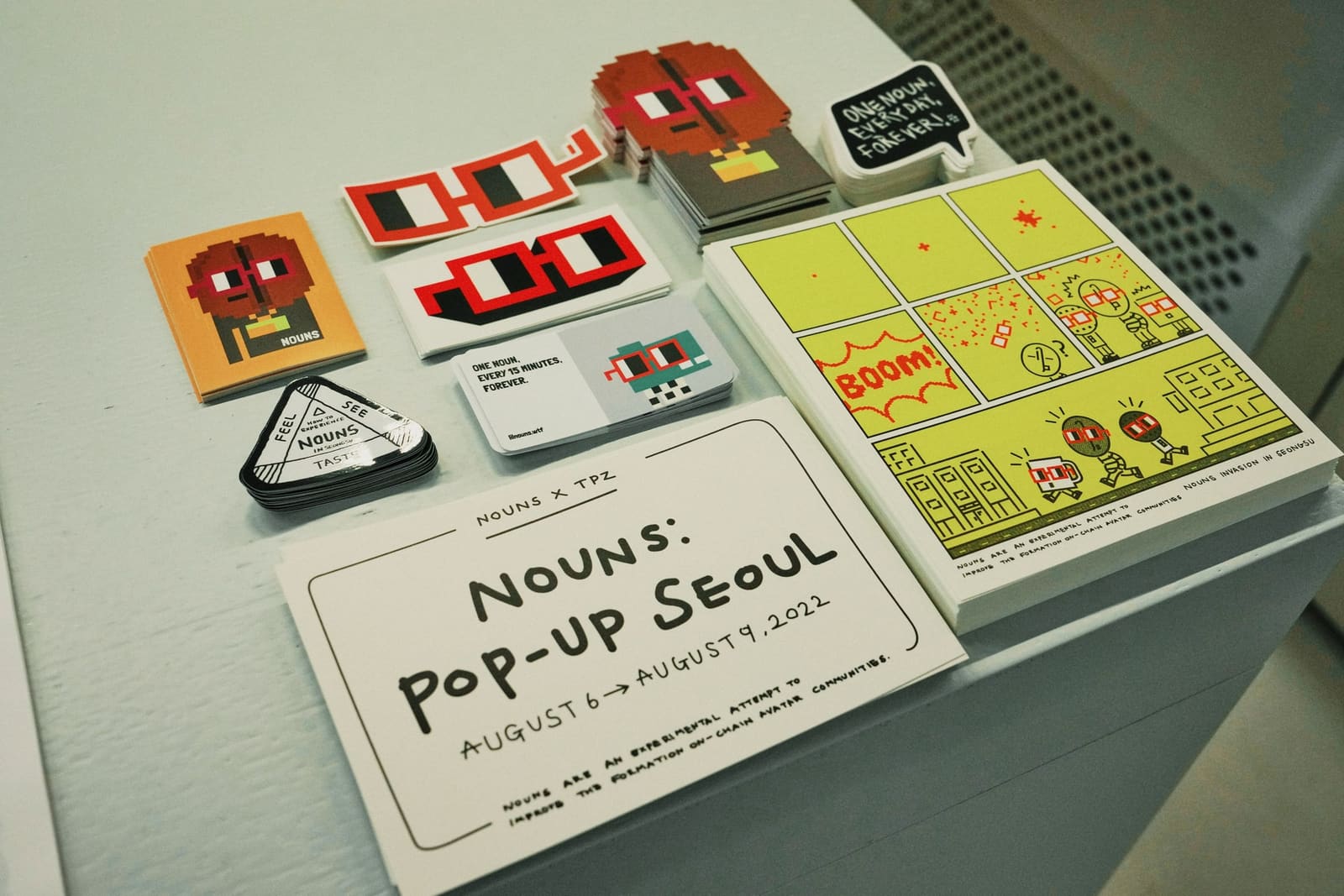 NOUNS: POP-UP SEOUL 리플릿과 Nouns 안경 모양 스티커 등 행사 인쇄물