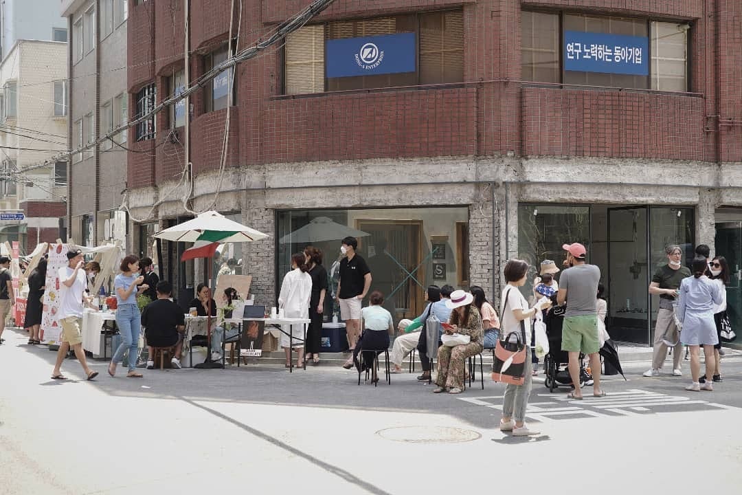 연무장길 모퉁이에 판매 테이블이 늘어서고 방문객들이 오가는 플리마켓 거리