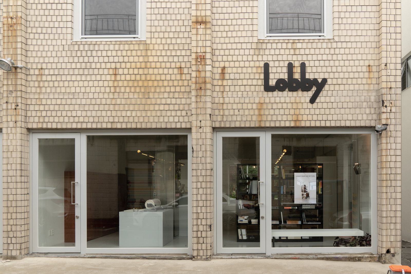 Lobby 브랜드의 스토어프론트와 쇼윈도